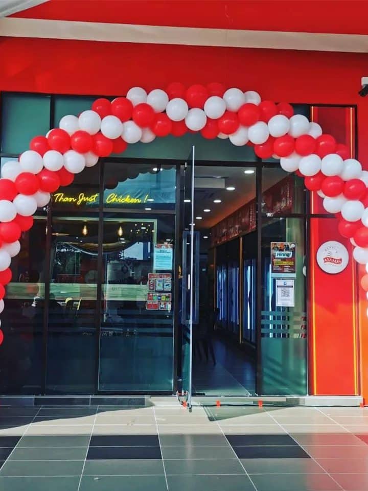 Balloon Arc Decorations in Singapore by partyfans.